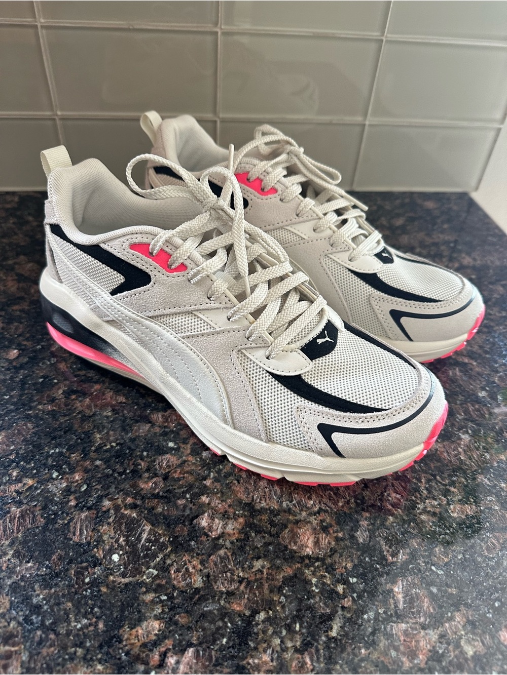 Puma
PUMA Hypnotic LS Running
Sneakers Cream Pink Black NWT